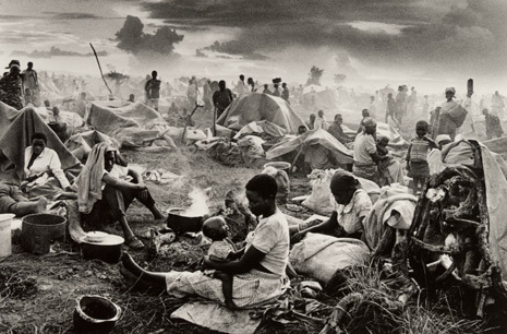 sebastiao-salgado-rwandan-refugee-camp-of-benako-tanzania-1994.jpg